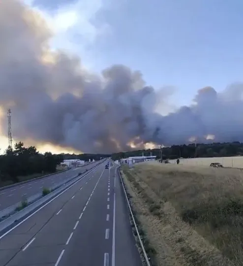 Μεγάλη πυρκαγιά απειλεί το Παρίσι, στις φλόγες το δάσος του Φοντενεμπλό