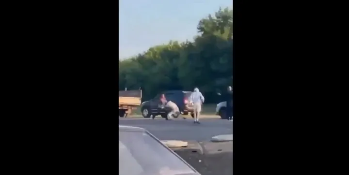 Εικόνες χάους στα ρωσικά πρατήρια καυσίμων με ουρές και ξυλοδαρμούς μετά τα ουκρανικά πλήγματα στα διυλιστήρια (vid)