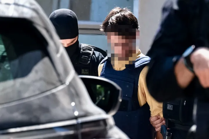 Στην Ευελπίδων οι δύο κατηγορούμενοι για τον εμπρησμό της Marfin - Πώς οι Αρχές έφτασαν στην ταυτοποίησή τους (pics)