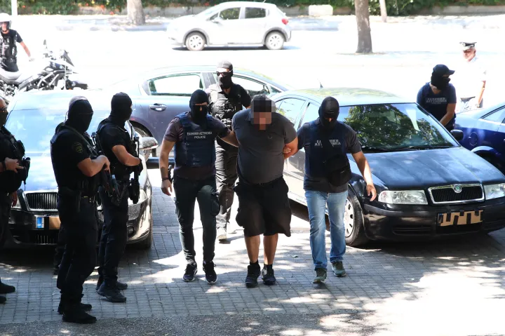 Στον ανακριτή οι τρεις συλληφθέντες για τη δολοφονία της Βάγιας Νέστορα - Συγκέντρωση αναρχικών έξω από τα δικαστήρια