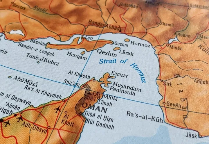 Η προσπάθεια παράκαμψης των Στενών του Ορμούζ αναδιαμορφώνει το παγκόσμιο εμπόριο πετρελαίου