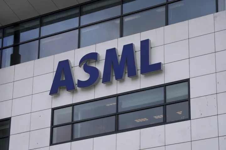 ASML: Ξεπέρασε τις εκτιμήσεις με έσοδα 9,33 δισ. ευρώ στο β' τρίμηνο και καθαρά κέρδη 2,92 δισ.