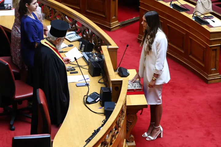 Βουλή: Ορκίστηκε η Μυρτώ Κοροβέση μετά την παραίτηση του Καραμέρου
