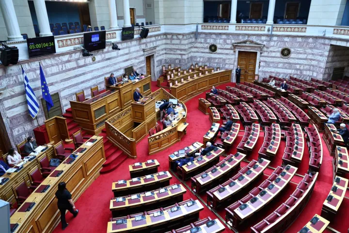 Επιτροπή Αναθεώρησης του Συντάγματος: «Ναι» από τη ΝΔ, «παρών» και «όχι» από το ΠΑΣΟΚ, «όχι σε όλα» τα άλλα κόμματα