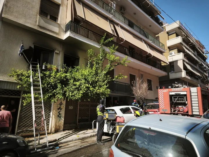 Πυρκαγιά σε διαμέρισμα στα Πατήσια: Μία νεκρή ηλικιωμένη γυναίκα και ένας τραυματίας