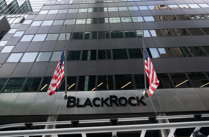 BlackRock: Τα υπό διαχείριση κεφάλαια έφτασαν τα 15,3 τρισ. δολ., χάρη στα ETF και το ράλι των αγορών
