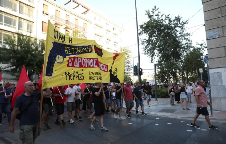 Συλλαλητήριο στο κέντρο της Αθήνας για τον θάνατο του 20χρονου στο Άργος - Αστυνομικός δέχθηκε επίθεση από αντιεξουσιαστές (pics)