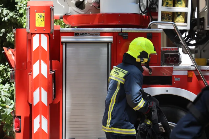 Μενίδι: Υπό έλεγχο η φωτιά σε επιχείρηση τροφίμων - Διακοπή κυκλοφορίας στη λεωφόρο Δημοκρατίας