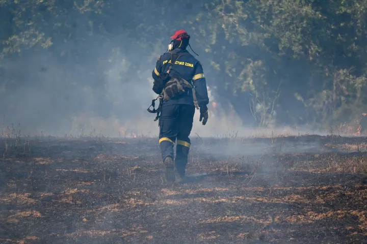 Οριοθετήθηκε μέσα σε 40 λεπτά η φωτιά στα Βίλια, σηκώθηκαν εφτά εναέρια