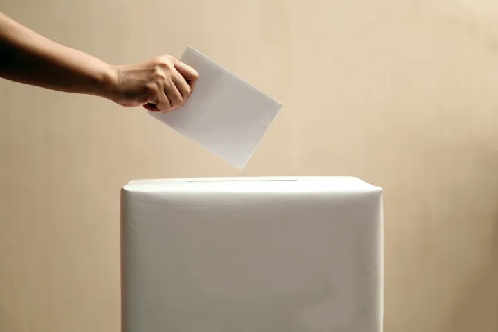 Έρευνα Οpinion Poll για το Liberal: Kυρίαρχη η Kεντροδεξιά - Nέες προκλήσεις