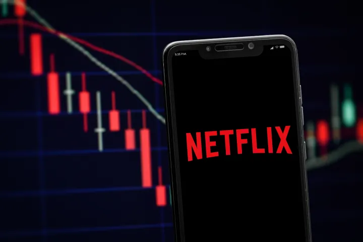 Netflix: Απογοήτευσαν οι προβλέψεις για έσοδα και κέρδη, πιέσεις στη μετοχή