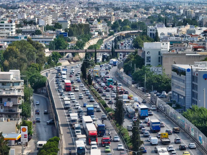 Στο «κόκκινο» η κίνηση: Μαζική έξοδος των αδειούχων του Ιουλίου, σημειωτόν σε Κηφισό και Αττική Οδό