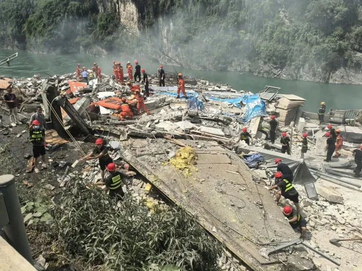 Τουλάχιστον 8 νεκροί και 34 αγνοούμενοι από κατολίσθηση στην Κίνα (vid)