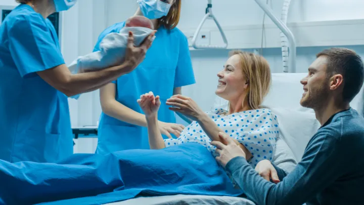 Επτά στα 10 παιδιά γεννιούνται με καισαρική στην Ελλάδα - Πώς επηρεάζεται το Δημογραφικό
