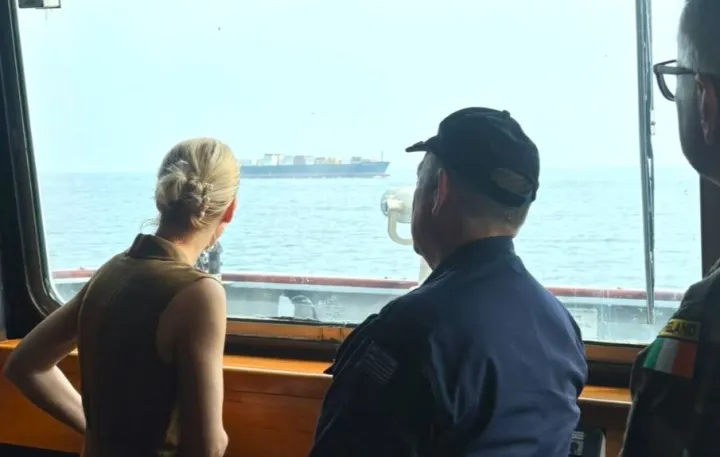 Την Κάγια Κάλας υποδέχθηκε ο Έλληνας διοικητής της επιχείρησης «Ασπίδες» επί της φρεγάτας Bergamini