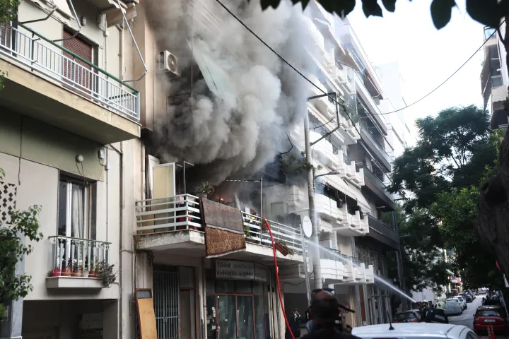 Καλύτερη η εικόνα της φωτιάς σε διαμέρισμα στον Πειραιά - Ακούστηκαν εκρήξεις, δεν υπάρχουν αναφορές για εγκλωβισμένους (pics)
