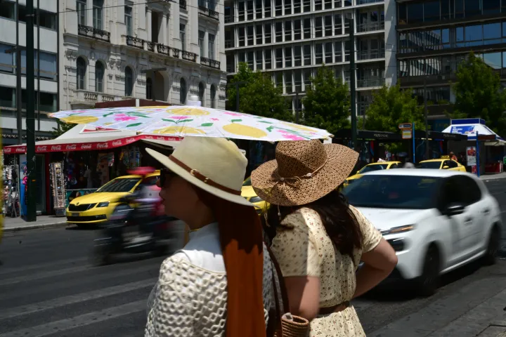 Σε κλοιό καύσωνα η χώρα: Διακοπή delivery, ακραίος κίνδυνος για φωτιές και έκτακτα μέτρα - Ποιες περιοχές είναι σε «κόκκινο συναγερμό»