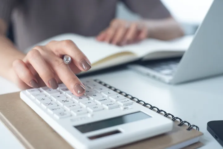 Έρχεται το κρατικό «credit score» για φορολογούμενους και επιχειρήσεις – Πώς θα βαθμολογεί το Δημόσιο τη συνέπεια στις οφειλές
