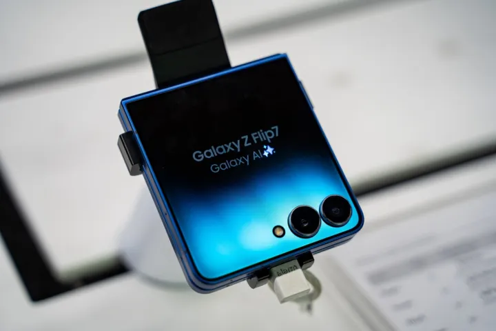 Samsung: Παρουσιάζει τρία νέα αναδιπλούμενα Galaxy ενόψει του πρώτου foldable iPhone της Apple