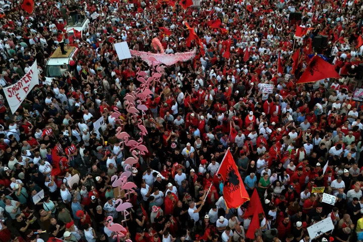 Νέα διαδήλωση στην Αλβνία κατά του θέρετρου του Κούσνερ - Επεισόδια έξω από τη Βουλή