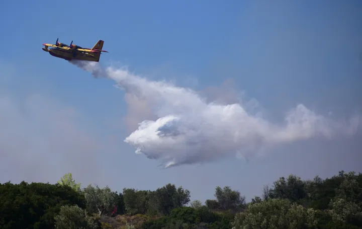 Φωτιά στη Γαλάτιστα Χαλκιδικής - Επιχειρούν 5 εναέρια μέσα