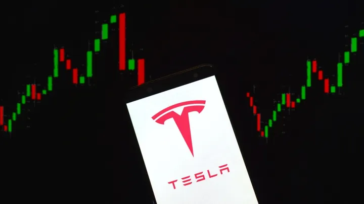 Πτώση 10% στη μετοχή της Tesla και 5% για την Alphabet λόγω ανησυχιών για τις δαπάνες στην ΑΙ