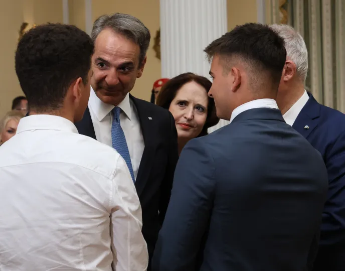 Τα τετ α τετ Μητσοτάκης με τους τέσσερις τιμώμενους στη δεξίωση για τη Δημοκρατία