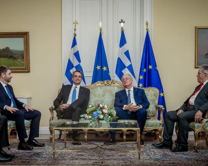 «Τις εκλογές θα τις κάνει τον Μάιο»: Η ατάκα Τασούλα στους πολιτικούς αρχηγούς και το χιούμορ για τις απουσίες