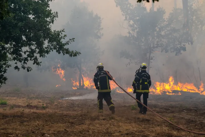 Πυρκαγιές στην Ευρώπη: Εκκενώνονται πόλεις στη Γαλλία - Στις φλόγες βάση της NASA στην Ισπανία (vids)