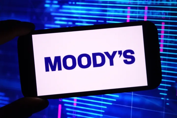 Moody’s: Η κούρσα του $1 τρισ. στην Τεχνητή Νοημοσύνη πιέζει τις Big Tech