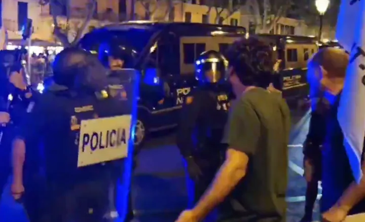 Μαγιόρκα: Επεισόδια και συγκρούσεις με την αστυνομία στις διαδηλώσεις για τον υπερτουρισμό (vids)