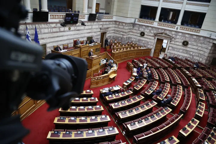 Εκφυλίζουν τους θεσμούς: Από τη Συνταγματική Αναθεώρηση στην επέτειο της Δημοκρατίας