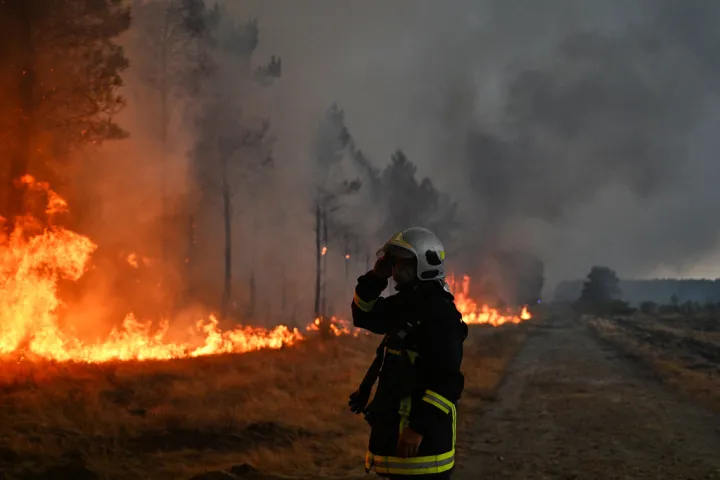 Μαίνεται η μάχη με τις φλόγες σε Γαλλία και Ισπανία -  Αγώνας δρόμου πριν από τον νέο καύσωνα