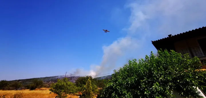 Φωτιά στον Ασπρόπυργο, κοντά σε κατοικίες
