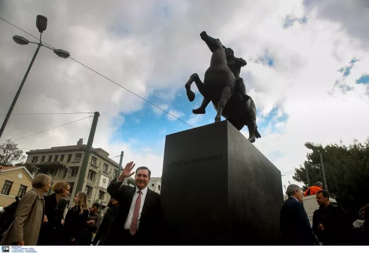 Έγιναν τα αποκαλυπτήρια του ανδριάντα του Μεγάλου Αλεξάνδρου στην Αθήνα 