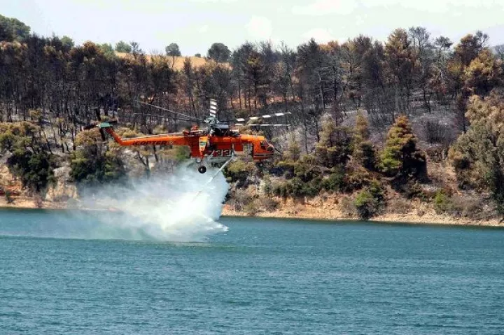 Ρόδος: Εκκένωση της Απολακκιάς καθώς η φωτιά μαίνεται ανεξέλεγκτη