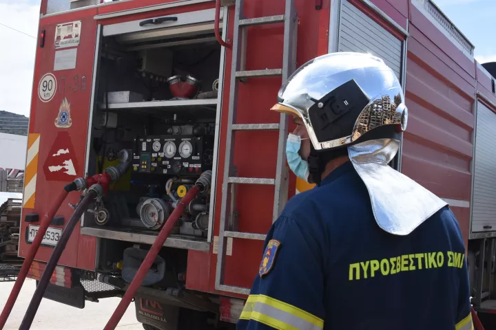 Άρτα: Πυροσβεστικό έπεσε σε χαράδρα - Στο νοσοκομείο δύο τραυματίες