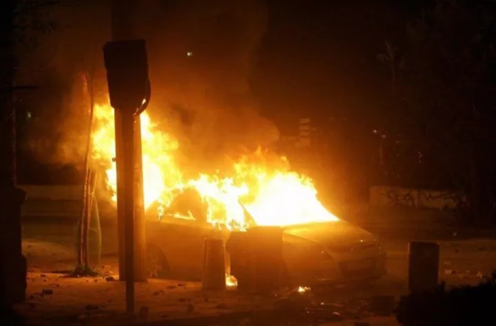 Εμπρησμός αυτοκινήτων από αγνώστους τα ξημερώματα στην Ευελπίδων