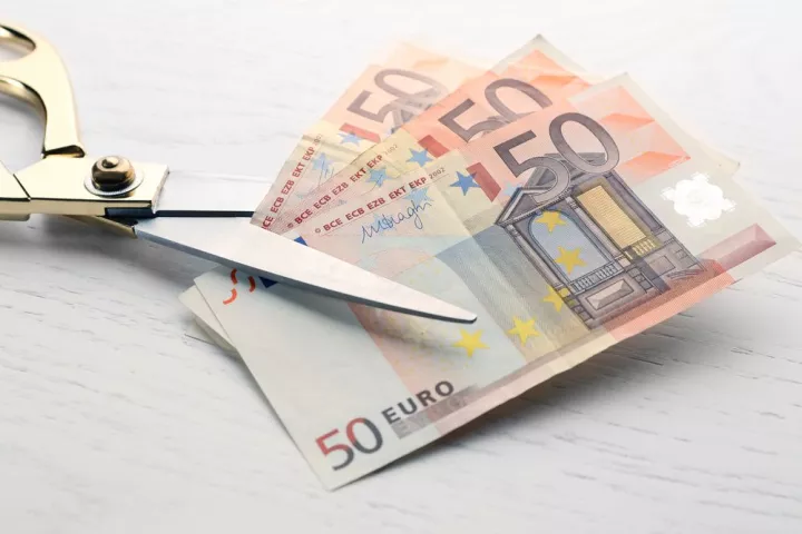 Με «ψαλίδι» σε κοινωνικές δαπάνες και επενδύσεις το υπερπλεόνασμα του 2017