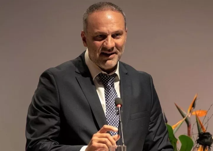 Να μην υποδουλωθούμε στο... τσιπ που θα έχει το εμβόλιο