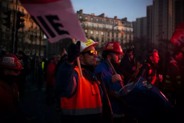 Συγκρούσεις διαδηλωτών-αστυνομίας έξω από εκδήλωση του Μακρόν