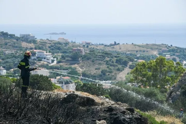Υπό έλεγχο η φωτιά στο Λαγονήσι - Προληπτική εκκένωση σπιτιών