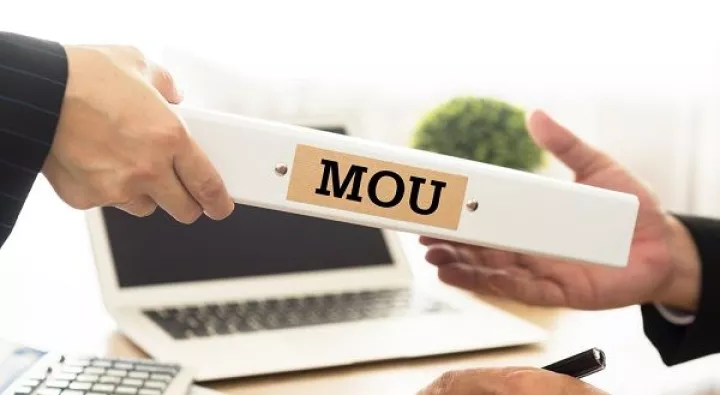 Αλχημείες για να αποτάξουν από πάνω τους ένα νέο light μνημόνιο