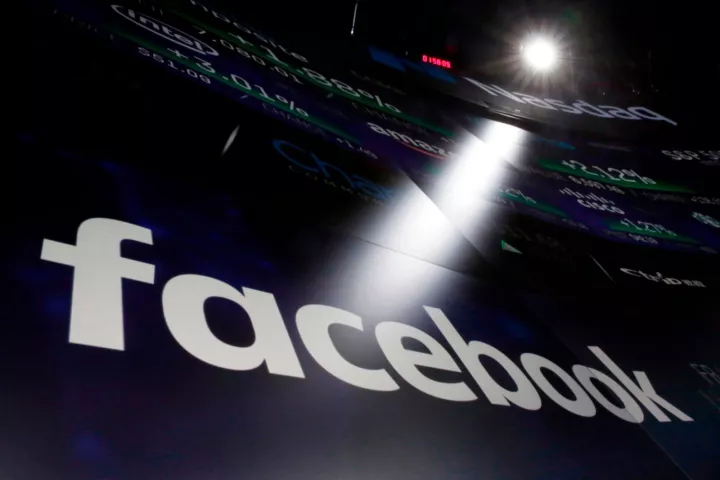 «Έπεσε» το Facebook 