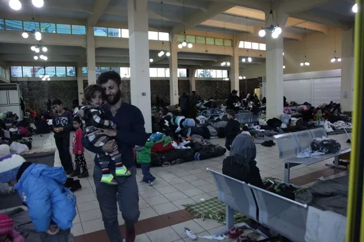 Τρία πλοία με 1.300 μετανάστες και πρόσφυγες αναμένονται στο λιμάνι του Πειραιά