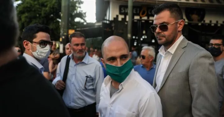 Θα είμαι στον δρόμο κι ας βρυχάται δίπλα το φάντασμα του Χίτλερ