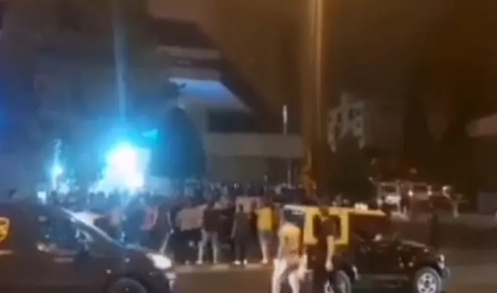 Κύπρος: Επεισόδιο έξω από τη γαλλική πρεσβεία- Μουσουλμάνοι κατέβασαν τη σημαία 
