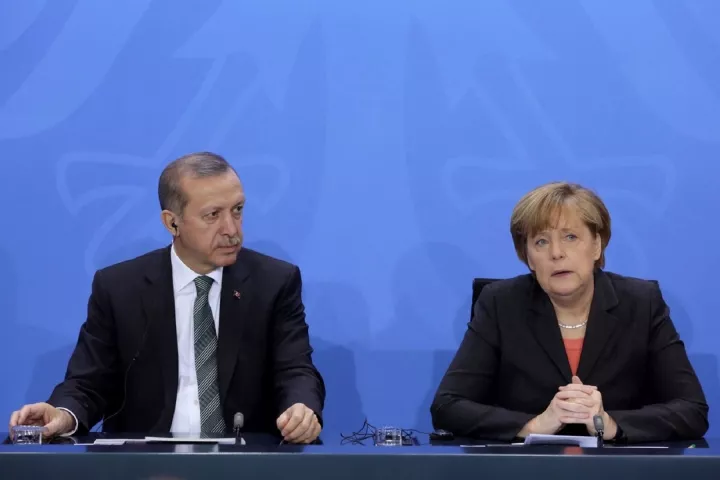Ερντογάν σε Μέρκελ: Ενθαρρύνετε την Ελλάδα για βιώσιμο διάλογο με την Τουρκία