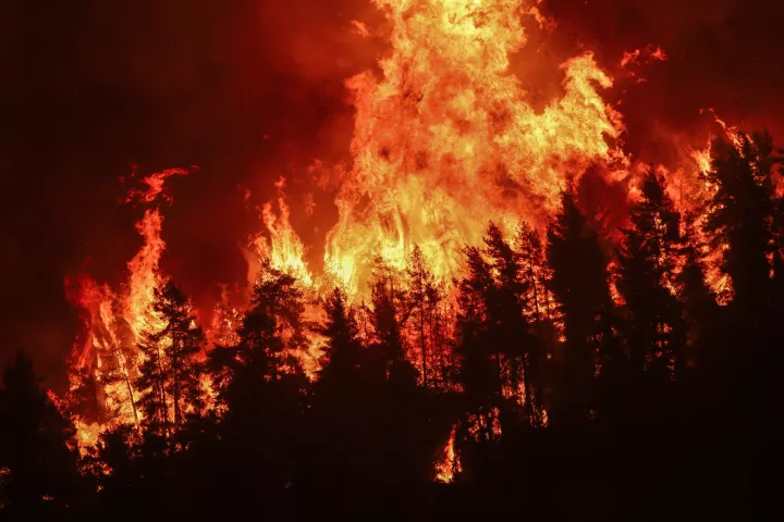 Ολονύχτια μάχη στην Εύβοια - Αγώνας να ανασχεθούν τα πύρινα μέτωπα, φόβος για αναζοπυρώσεις