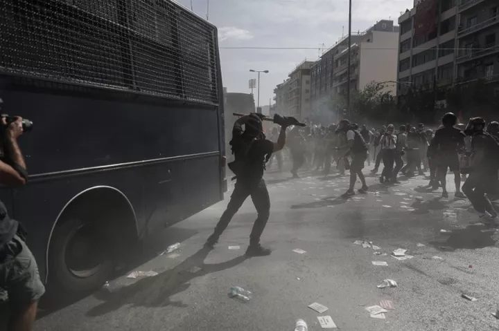 ΕΛΑΣ: Έριξαν 150 μολότοφ κατά των ΜΑΤ - Ήθελαν να καταστρέψουν οχήματα της αστυνομίας